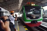 Petugas Stasiun menyambut kedatangan Kereta Api (KA) Inspeksi yang ditumpangi Dirut PT Kereta Api Indonesia (KAI) Edi Sukmoro bersama jajaran Direksi PT KAI saat tiba di Stasiun KA Madiun, Jawa Timur, Rabu (11/4). Dalam rangka kegiatan persiapan angkutan lebaran 2018, jajaran Direksi PT KAI melakukan kegiatan pemeriksaan lintas menggunakan KA Inspeksi. Antara Jatim/Foto/Siswowidodo/zk/18