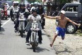 Presiden Joko Widodo (Jokowi) mengendarai sepeda motor Chopper Royal Enfield 350 cc saat kunjungan kerja di Sukabumi, Provinsi Jawa Barat, Minggu (8/4/18). Presiden mengendara motor sejauh 30 kilometer (Km), meninjau pelaksanaan program padat karya tunai, sekaligus memperkenalkan kawasan wisata Palabuhan Ratu. (ANTARA FOTO/Puspa Perwitasari).