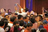 Masyarakat saat melakukan swafoto kepada Presiden Joko Widodo (Jokowi) ketika menghadiri acara Konvensi Nasional Galang Kemajuan 2018, di Ballroom Puri Begawan, Kota Bogor, Jawa Barat, Sabtu (7/4/2018).  (Foto: Bayu Prasetyo).