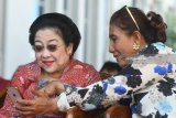 Ketua Yayasan Kebun Raya Indonesia Megawati Soekarnoputri (tengah) bersama calon Wakil Gubernur Jawa Timur Puti Guntur Soekarno (kanan) beramin ular tangga saat digelar Jaga Bumi Festival, Surabaya, Jawa Timur, Minggu (29/4). Festival tersebut bertujuan meningkatkan peran kebun raya sebagai kawasan konservasi keanekaragaman hayati, khususnya tumbuhan, untuk mengembalikan kembali kejayaan alam di Indonesia. Antara Jatim/Zabur Karuru/18