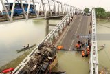 Sejumlah petugas di lokasi jembatan Widang, di Kecamatan Widang, Tuban, Jawa Timur,  bagian barat yang ambrol sepanjang lebih dari 50 meter, Selasa (17/4) sekitar pukul 10.15 WIB. Dalam kejadian itu satu pengemudi truk ditemukan meninggal dunia, tiga korban selamat, serta tiga truk dan sebuah sepeda motor masuk ke Bengawan Solo. Antara jatim/Aguk Sudarmojo/zk/18.