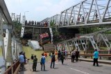 Sejumlah petugas di lokasi jembatan Widang, di Kecamatan Widang, Tuban, Jawa Timur,  bagian barat yang ambrol sepanjang lebih dari 50 meter, Selasa (17/4) sekitar pukul 10.15 WIB. Dalam kejadian itu satu pengemudi truk ditemukan meninggal dunia, tiga korban selamat, serta tiga truk dan sebuah sepeda motor masuk ke Bengawan Solo. Antara jatim/Aguk Sudarmojo/zk/18.