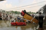 Sejumlah petugas di lokasi jembatan Widang, di Kecamatan Widang, Tuban, Jawa Timur,  bagian barat yang ambrol sepanjang lebih dari 50 meter, Selasa (17/4) sekitar pukul 10.15 WIB. Dalam kejadian itu satu pengemudi truk ditemukan meninggal dunia, tiga korban selamat, serta tiga truk dan sebuah sepeda motor masuk ke Bengawan Solo. Antara jatim/Aguk Sudarmojo/zk/18.