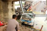 Sejumlah petugas di lokasi jembatan Widang, di Kecamatan Widang, Tuban, Jawa Timur,  bagian barat yang ambrol sepanjang lebih dari 50 meter, Selasa (17/4) sekitar pukul 10.15 WIB. Dalam kejadian itu satu pengemudi truk ditemukan meninggal dunia, tiga korban selamat, serta tiga truk dan sebuah sepeda motor masuk ke Bengawan Solo. Antara jatim/Aguk Sudarmojo/zk/18.