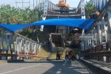 Sejumlah pekerja mengempur  jembatan Widang yang ambruk di Kecamatan Widang, Tuban, Jawa Timur, yang masih menyisakan satu truk di Bengawan Solo, Jumat (20/4). Jembatan Widang yang ambruk itu, akan diperbaiki dengan memanfaatkan jembatan 'bally' dengan target sudah bisa dimanfaatkan sebelum Hari Raya Idul Fitri. Antara Jatim/Aguk Sudarmojo/zk/18.