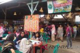 Suasana Kampung Banjar Sungai Jingah yang dikunjungi ratusan warga masyarakat yang ingin menikmati jajan khas Banjar setiap Sabtu sore yang disediakan di kawasan  Kelurahan Sungai Jingah dengan memanfaatkan halaman bekas bengkel mobil tersebut. Ketua Pokdarwis Kampung Sungai Jingah Rafi mengatakan puluhan pedagang menyediakan beragam jajan khas tradisional Banjar.(Foto Kalsel.Antaranews/Zahra