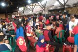 Hampir setiap pekan mulai Sabtu Sore hingga malam ratusan warga Banjarmasin dan sekitarnya sejak beberapa bulan terakhir mulai ramai mengunjungi Kampung Banjar Sungai Jingah yang menyajikan berbagai kuliner khas dan tradisional Banjar dengan harga terjangkau dan suasana bersahaja, kendati begitu aktivitas masyarakat Pokdarwis Kampung Sungai Jingah yang menempati halaman eks bengkel mobil tersebut memerlukan sentuhan dan perhatian dari pemerintah daerah agar kelak dapat menjadi salah satu objek wisata andalan baru bagi Kota Banjarmasin. Foto Kalsel.Antaranews/Zahra