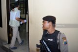 Penyidik Komisi Pemberantasan Korupsi (KPK)  melakukan penggeledahan di Dinas Penanaman Modal dan Pelayanan Terpadu Satu Pintu (DPMPTSP) Kabupaten Mojokerto, Jawa Timur, Rabu (25/4). Selain Dinas Penanaman Modal dan Pelayanan Terpadu Satu Pintu (DPMPTSP), KPK juga menggeladah Satuan Polisi Pamong Praja (Satpol PP) dan Kantor Dinas Kesehatan (Dinkes) Mojokerto terkait dugaan gratifikasi proses perizinan pembangunan 15 tower pada tahun 2015 lalu. Antara Jatim/Umarul Faruq/zk/18