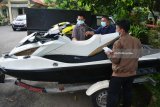 Penyidik Komisi Pemberantasan Korupsi (KPK) memeriksa jet ski milik Bupati Mojokerto Mustofa Kamal Pasa di Mapolsek Magersari, Mojokerto, Jawa Timur, Kamis (26/4). Penyidik KPK menyita lima unit jet ski, enam mobil mewah dan dua unit motor milik Bupati Mojokerto terkait kasus dugaan gratifikasi perizinan pendirian 15 tower seluler pada 2015. Antara Jatim/Umarul Faruq/zk/18