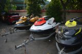 Penyidik Komisi Pemberantasan Korupsi (KPK) memeriksa jet ski milik Bupati Mojokerto Mustofa Kamal Pasa di Mapolsek Magersari, Mojokerto, Jawa Timur, Kamis (26/4). Penyidik KPK menyita lima unit jet ski, enam mobil mewah dan dua unit motor milik Bupati Mojokerto terkait kasus dugaan gratifikasi perizinan pendirian 15 tower seluler pada 2015. Antara Jatim/Umarul Faruq/zk/18