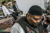 Gubernur Nusa Tenggara Barat TGB Zainul Majdi (kanan) bersama Ustaz Abdullah Gimnastiar (tengah) dan Ustaz Abdul Somad (kiri) mengisi kajian tauhid di Eco Pesantren Daarut Tauhiid, Kabupaten Bandung Barat, Jawa Barat, Minggu (1/4). Kajian yang dihadiri warga dan santri dari berbagai daerah tersebut bertema tauhid serta sosok pemimpin yang baik dan amanah dalam Islam dan tetap menjaga jiwa nasionalisme. ANTARA JABAR/Novrian Arbi/agr/18.