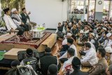 Gubernur Nusa Tenggara Barat TGB Zainul Majdi (kanan) bersama Ustaz Abdullah Gimnastiar (tengah) dan Ustaz Abdul Somad (kiri) mengisi kajian tauhid di Eco Pesantren Daarut Tauhiid, Kabupaten Bandung Barat, Jawa Barat, Minggu (1/4). Kajian yang dihadiri warga dan santri dari berbagai daerah tersebut bertema tauhid serta sosok pemimpin yang baik dan amanah dalam Islam dan tetap menjaga jiwa nasionalisme. ANTARA JABAR/Novrian Arbi/agr/18.