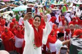 Calon Wakil Gubernur Jawa Timur Puti Guntur Soekarno melakukan swafoto saat kampanye terbuka di Lapangan Jakcloth, Patrang, Jember, Jawa Timur, Minggu (15/4).  Pasangan Calon Gubernur dan Wakil Gubernur Jawa Timur Saifullah Yusuf (Gus Ipul)-Puti Guntur Soekarno menggelar kampanye terbuka berupa kegiatan doa akbar, khataman AL-Quran dan Istighatsah Qubro bersama ulama, alumni pondok pesantren dan ribuan warga. Antara Jatim/Seno/zk/18.