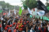 Calon Gubernur Jawa Timur Saifullah Yusuf (Gus Ipul/kanan) - Puti Guntur Soekarno (kiri) mengangkat jari dua saat kampanye terbuka di Lapangan Jakcloth, Patrang, Jember, Jawa Timur, Minggu (15/4). Pasangan Calon Gubernur dan Wakil Gubernur Jawa Timur Saifullah Yusuf (Gus Ipul)-Puti Guntur Soekarno menggelar kampanye terbuka berupa kegiatan doa akbar, khataman AL-Quran dan Istighatsah Qubro bersama ulama, alumni pondok pesantren dan ribuan warga. Antara Jatim/Seno/zk/18.