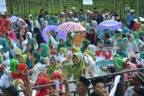 Masa  Calon Gubernur dan Wakil Gubernur Jawa Timur Saifullah Yusuf (Gus Ipul)-Puti Guntur Soekarno mengikuti kampanye terbuka di Lapangan Jakcloth, Patrang, Jember, Jawa Timur, Minggu (15/4). Pasangan Calon Gubernur dan Wakil Gubernur Jawa Timur Saifullah Yusuf (Gus Ipul)-Puti Guntur Soekarno menggelar kampanye terbuka berupa kegiatan doa akbar, khataman AL-Quran dan Istighatsah Qubro bersama ulama, alumni pondok pesantren dan ribuan warga. Antara Jatim/Seno/18.