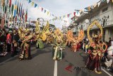 Peserta parade mengikuti Karnaval Asia Afrika di jalan Asia Afrika, Bandung, Jawa Barat, Sabtu (28/4). Parade tersebut merupakan rangkaian peringatan Konferensi Asia Afrika (KAA) ke-63 yang diikuti sejumlah negara peserta dengan menampilkan budaya dan pakaian tradisional masing-masing negara. ANTARA JABAR/M Agung Rajasa/agr/18
