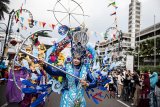 Peserta parade mengikuti Karnaval Asia Afrika di jalan Asia Afrika, Bandung, Jawa Barat, Sabtu (28/4). Parade tersebut merupakan rangkaian peringatan Konferensi Asia Afrika (KAA) ke-63 yang diikuti sejumlah negara peserta dengan menampilkan budaya dan pakaian tradisional masing-masing negara. ANTARA JABAR/M Agung Rajasa/agr/18
