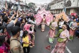 Peserta parade mengikuti Karnaval Asia Afrika di jalan Asia Afrika, Bandung, Jawa Barat, Sabtu (28/4). Parade tersebut merupakan rangkaian peringatan Konferensi Asia Afrika (KAA) ke-63 yang diikuti sejumlah negara peserta dengan menampilkan budaya dan pakaian tradisional masing-masing negara. ANTARA JABAR/M Agung Rajasa/agr/18
