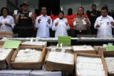 Kapolrestabes Surabaya Kombes Pol Rudi Setiawan (kedua kanan) bersama Kepala BNNP Jatim Brigjen Pol Bambang Budi Santoso (kanan), Wali Kota Surabaya Tri Rismaharini (ketiga kanan), Kepala BBPOM Surabaya Sapari (keempat kanan), Kapolsek Tegalsari Kompol David Tryo Prasojo (kelima kanan) dan Kepala BNNK Surabaya AKBP Suparti (keenam kanan) menunjukkan barang bukti pil koplo yang dilabel Vitamin B1 saat ungkap kasus peredaran pil koplo di Polrestabes Surabaya, Jawa Timur, Senin (23/4). Polrestabes Surabaya menangkap enam tersangka atas kasus dugaan mengedarkan narkoba jenis pil double L atau pil koplo dan mengamankan barang bukti pil koplo sekitar 4.896.000 butir. Antara Jatim/Didik Suhartono/zk/18