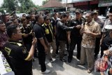 Kepala sekolah SMK Kesatrian Purwokerto, Agung Budiono (kanan), menemui pendemo dan perwakilan orang tua murid korban kekerasan oknum guru di di SMK Kesatrian Purwokerto, Banyumas, Jateng, Jumat (20/4/2018). Sejumlah orang tua murid bersama beberapa ormas melakukan demonstrasi di depan SMK Kesatrian Purwokerto, menuntut oknum guru pelaku kekerasan terhadap sembilan siswa kelas XI TKJ 3 SMK Kesatrian dikeluarkan dan diproses secara hukum. (ANTARA FOTO/Idhad Zakaria) 