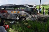 Sejumlah orang melihat Bus Eka jurusan Surabaya-Yogyakarta yang tercebur di sawah setelah bertabrakan dengan Bus Mira di jalan raya Ngawi-Yogyakarta di Desa Kawu, Kedunggalar, Ngawi, Jawa Timur, Selasa (17/4). Tiga buah bus dan sebuah mobil, masing-masing bus Mira, Eka, Sumber Selamat dan mobil Toyota Innova terlibat kecelakaan beruntun di lokasi tersebut mengakibatkan belasan orang luka berat dan ringan. Antara Jatim/Foto/Siswowidodo/zk/18