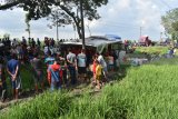 Sejumlah orang melihat Bus Eka jurusan Surabaya-Yogyakarta yang tercebur di sawah setelah bertabrakan dengan Bus Mira di jalan raya Ngawi-Yogyakarta di Desa Kawu, Kedunggalar, Ngawi, Jawa Timur, Selasa (17/4). Tiga buah bus dan sebuah mobil, masing-masing bus Mira, Eka, Sumber Selamat dan mobil Toyota Innova terlibat kecelakaan beruntun di lokasi tersebut mengakibatkan belasan orang luka berat dan ringan. Antara Jatim/Foto/Siswowidodo/zk/18