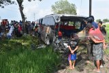 Sejumlah orang melihat Bus Eka jurusan Surabaya-Yogyakarta yang tercebur di sawah setelah bertabrakan dengan Bus Mira di jalan raya Ngawi-Yogyakarta di Desa Kawu, Kedunggalar, Ngawi, Jawa Timur, Selasa (17/4). Tiga buah bus dan sebuah mobil, masing-masing bus Mira, Eka, Sumber Selamat dan mobil Toyota Innova terlibat kecelakaan beruntun di lokasi tersebut mengakibatkan belasan orang luka berat dan ringan. Antara Jatim/Foto/Siswowidodo/zk/18