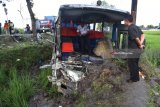 Sejumlah orang melihat Bus Eka jurusan Surabaya-Yogyakarta yang tercebur di sawah setelah bertabrakan dengan Bus Mira di jalan raya Ngawi-Yogyakarta di Desa Kawu, Kedunggalar, Ngawi, Jawa Timur, Selasa (17/4). Tiga buah bus dan sebuah mobil, masing-masing bus Mira, Eka, Sumber Selamat dan mobil Toyota Innova terlibat kecelakaan beruntun di lokasi tersebut mengakibatkan belasan orang luka berat dan ringan. Antara Jatim/Foto/Siswowidodo/zk/18