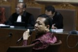 Terdakwa kasus korupsi KTP Elektronik Setya Novanto (tengah) menjadi saksi dalam sidang kasus merintangi penyidikan korupsi KTP elektronik dengan terdakwa Bimanesh Sutarjo dengan agenda pemeriksaan saksi di Pengadilan Tipikor, Jakarta, Jumat (27/4/2018). Jaksa penuntut umum pada Komisi Pemberantasan Korupsi (KPK) menghadirkan mantan Ketua DPR Setya Novanto (Setnov) yang telah divonis 15 tahun penjara atas kasus yang sama. (ANTARA FOTO/ Reno Esnir) 