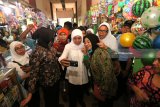 Calon Gubernur Jawa Timur Khofifah Indar Parawansa (tengah) berfoto bersama pedagang di Pasar Putat, Surabaya, Jawa Timur, Selasa (24/4). Khofifah mengunjungi warga dan pedagang di pasar itu untuk memperkenalkan dan mendekatkan dirinya sebagai calon gubernur Jatim. Antara Jatim/Didik Suhartono/zk/18