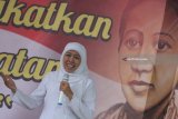 Calon Gubernur Jawa Timur Khofifah Indar Parawansa berpidato di depan warga pada acara peringatan Hari Kartini di Kampoeng Ilmu Jalan Semarang Surabaya, Jawa Timur, Sabtu (21/4). Khofifah mengunjungi warga dan pedagang buku di Kampoeng Ilmu itu untuk memperkenalkan dan mendekatkan dirinya sebagai calon gubernur Jatim. Antara jatim/Didik Suhartono/zk/18