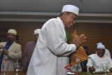 Calon Wakil Gubernur Jabar Uu Ruzhanul Ulum (tengah) menerima surat dukungan deklarasi di aula Pondok Pesantren Miftahul Huda, Manonjaya, Tasikmalaya, Jawa Barat, Sabtu (31/3). Himpunan Alumni Miftahul Huda (Hamida) menyatakan final mendukung pasangan nomor urut satu, Ridwan Kamil-Uu Ruzhanul Ulum (Rindu) di Pilkada Jabar, pernyataan tersebut disampaikan para pemimpin pondok pesantren dan alumni pesantren. ANTARA JABAR/Adeng Bustomi/agr/18