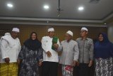 Calon Wakil Gubernur Jabar Uu Ruzhanul Ulum (ketiga kiri), Wakil ketua umum pimpinan Ponpes Miftahul Huda Kiai Abdul Aziz Affandy (kiri), Sesepuh Ponpes Kiai Abdul Fatah (ketiga kanan), Ketua Hawamida pusat Dali Mutiara Afandi (kedua kiri) dan Ketua Hamida Pusat Kiai Jaja Abdul Jabbar (kedua kanan) bersalaman usai membacakan surat dekalarasi dukungan di aula Pondok Pesantren Miftahul Huda, Manonjaya, Tasikmalaya, Jawa Barat, Sabtu (31/3). Himpunan Alumni Miftahul Huda (Hamida) menyatakan final mendukung pasangan nomor urut satu, Ridwan Kamil-Uu Ruzhanul Ulum (Rindu) di Pilkada Jabar, pernyataan tersebut disampaikan para pemimpin pondok pesantren dan alumni pesantren. ANTARA JABAR/Adeng Bustomi/agr/18