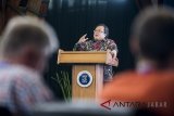 Menteri Perencanaan Pembangunan Nasional/Kepala Badan Perencanaan Pembangunan Nasional (Bappenas) Bambang Brodjonegoro menyampaikan pidato pembuka saat Konferensi Internasional menyambut peringatan 100 tahun ITB di Bandung, Jawa Barat, Rabu (4/4). Tema yang diangkat dalam konferensi ini merupakan wacana krusial dalam pembangunan wilayah dan perkotaan yaitu New Urban Agenda. ANTARA JABAR/M Agung Rajasa/agr/18
