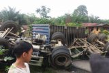 Satu unit mobil kontainer terguling di jalan nasional antara Pontianak - Sanggau, tepatnya tak jauh dari RS Parindu, Senin (2/4) pagi (Jurnalis warga - Yanuar)