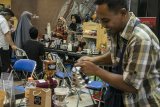 Pengunjung menikmati berbagai jenis kopi asal Jawa Barat yang disajikan saat acara Kopo Coffe Weeks Indonesian Coffe Master di Miko Mall, Bandung, Jawa Barat, Sabtu (7/4). Acara tersebut digelar untuk mewadahi para ahli kopi di Jawa Barat yang ingin berkiprah di dunia internasional mulai dari seperti petani, barista, hingga pelaku usaha sesuai target Pemerintah Jawa Barat yang terus menggenjot eskpor kopi ke mancanegara. ANTARA JABAR/Novrian Arbi/agr/18