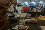 Barista menyajikan berbagai jenis kopi asal Jawa Barat saat acara Kopo Coffe Weeks Indonesian Coffe Master di Miko Mall, Bandung, Jawa Barat, Sabtu (7/4). Acara tersebut digelar untuk mewadahi para ahli kopi di Jawa Barat yang ingin berkiprah di dunia internasional mulai dari seperti petani, barista, hingga pelaku usaha sesuai target Pemerintah Jawa Barat yang terus menggenjot eskpor kopi ke mancanegara. ANTARA JABAR/Novrian Arbi/agr/18