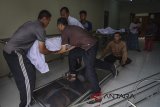 Keluarga memindahkan jenazah korban meninggal akibat keracunan minuman keras (miras) di kamar jenazah Rumah Sakit Umum Daerah (RSUD) Cicalengka, Kabupaten Bandung, Jawa Barat, Senin (9/4). Pihak RSUD Cicalengka menyatakan korban yang diduga keracunan miras oplosan sebanyak 41 orang dan 18 orang diantarannya meninggal dunia serta beberapa korban lainnya dalam kondisi kritis. ANTARA JABAR/Raisan Al Farisi/agr/18