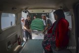 Keluarga membawa jenazah korban meninggal akibat keracunan minuman keras (miras) kedalam mobil ambulans di Rumah Sakit Umum Daerah (RSUD) Cicalengka, Kabupaten Bandung, Jawa Barat, Senin (9/4). Pihak RSUD Cicalengka menyatakan korban yang diduga keracunan miras oplosan sebanyak 41 orang dan 18 orang diantarannya meninggal dunia serta beberapa korban lainnya dalam kondisi kritis. ANTARA JABAR/Raisan Al Farisi/agr/18