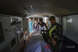 Petugas TNI membawa jenazah korban minuman keras (miras) oplosan ke dalam ambulans di Rumah Sakit Umum Daerah (RSUD) Cicalengka, Kabupaten Bandung, Jawa Barat, Jumat (13/4). RSUD Cicalengka mencatat, hingga saat ini korban miras oplosan yang meninggal di RSUD Cicalengka sebanyak 34 orang, serta satu orang masih menjalani perawatan intensif. ANTARA JABAR/Raisan Al Farisi/agr/18.