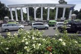 Suasana disalah satu ikon Kota Bogor Lawang Salapan di sekitaran Tugu Kujang, Kota Bogor, Jawa Barat,  Sabtu (28/4). Kota Bogor tahun 2018 ini kembali menjadi finalis We Love Cities yang digelar World Wildlife Fund (WWF) yang berpusat di Swedia. Kota Bogor akan bersaing dengan 118 kota perwakilan dari 23 negara. ANTARA JABAR/Yulius Satria Wijaya/agr/18.