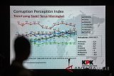 Siluet mahasiswa saat Ketua Komisi Pemberantasan Korupsi (KPK) Agus Rahardjo menyampaikan kuliah umum kepada mahasiswa di Institut Teknologi Bandung, Jawa Barat, Rabu (25/4). Kuliah umum pendidikan anti korupsi ini mengajak mahasiswa untuk memahami, mencegah dan memberantas korupsi sejak dini. ANTARA JABAR/M Agung Rajasa/agr/18
