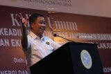 Menteri Energi dan Sumber Daya Mineral (ESDM) Ignasius Jonan memberikan kuliah umum di Universitas Airlangga, Surabaya, Jawa Timur, Kamis (12/4). Kuliah umum yang diikuti ratusan mahasiswa itu bertajuk Energi Berkeadilan Untuk Kesejahteraan Rakyat, Pertumbuhan Ekonomi dan Investasi Berkelanjutan. Antara Jatim/Didik Suhartono/zk/18