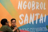 Putra Sulung Presiden Joko Widodo yang juga CEO Markobar, Gibran Rakabuming (kanan) berbincang dengan dosen Fakultas Industri Kreatif Universitas Surabaya, Guguh Sujatmiko (kiri) ketika Ngobrol Santai di Universitas Surabaya (Ubaya) Surabaya, Jawa Timur, Sabtu (28/4/2018). Dalam kuliah kewirausahaan yang diikuti sejumlah civitas akademika Ubaya tersebut Gibran Rakabuming berbagi cerita tentang perjalanan bisnis kuliner Chilipari dan Markobar. (ANTARA /M Risyal Hidayat) 