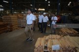 Calon Gubernur Jawa Timur, Saifullah Yusuf (ketiga kiri) didampingi Presiden Direktur PT Integra Indocabinet Tbk, Halim Rusli (kedua kiri) saat mengunjungi PT Integra Indocabinet Tbk (WOOD) produksi mebel dan produk lain berbahan dasar kayu di kawasan Sedati, Sidoarjo, Jawa Timur, Selasa (17/4). Calon Gubernur Jawa Timur bernomor urut dua tersebut selain berusaha meraih simpati massa juga untuk melihat secara langsung produksi Perusahaan yang bergerak pada penjualan furnitur. Antara Jatim/Umarul Faruq/zk/18