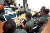 Sejumlah prajurit TNI belajar menerbangkan drone dengan bantuan komputer saat peresmian pabrik drone pertama di Indonesia di Sentul Bogor, Kamis (19/4). Pabrik drone PT Farmindo Inovasi teknologi selain membuat drone bagi kepentingan kelembagaan negara seperti TNI dan BASARNAS juga mendidik para calon pilot drone until kelas umum dan militer. ANTARA JABAR/Yulius Satria Wijaya/agr/18.