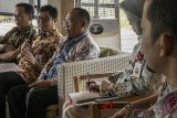 Tiga Jajaran Direksi Bank BJB Syariah  Indra Indra Falatehan (kedua kiri) bersama Toto Susanto (kiri) dan Didit Supriyadi (ketia kiri) memberikan paparan informasi saat jumpa pers di Dusun Bambu, Kabupaten Bandung Barat, Jawa Barat, Kamis (26/4).  PT. Bank BJB Syariah berhasil mencatat laba bersih RP. 6,8 Miliar di Triwulan I 2018 yang meningkat 250,2 persen year on year yang bersumber dari pertumbuhan pendapatan margin bersih sebesar Rp 94,9 miliar. ANTARA JABAR/Novrian Arbi/agr/18