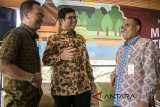 Tiga Jajaran Direksi bank bjb Syariah Toto Susanto (kiri), Indra Indra Falatehan (tengah) dan Didit Supriyadi berbincang usai jumpa pers di Dusun Bambu, Kabupaten Bandung Barat, Jawa Barat, Kamis (26/4). PT. Bank BJB Syariah berhasil mencatat laba bersih Rp6,8 miliar di triwulan I 2018 yang meningkat 250,2 persen year on year yang bersumber dari pertumbuhan pendapatan margin bersih sebesar Rp94,9 miliar. ANTARA JABAR/Novrian Arbi/agr/18.