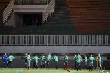 Pemain timnas Indonesia U-23 mengikuti latihan di Stadion Pakansari, Cibinong, Kabupaten Bogor, Jawa Barat, Kamis (26/4). Latihan tersebut merupakan persiapan timnas Indonesia U-23 yang akan menghadapi timnas Bahrain U-23 pada turnamen Internasional PSSI Anniversary Cup 2018 di Stadion Pakansari, Bogor pada Jumat (27/4). ANTARA JABAR/Arif Firmansyah/agr/18
