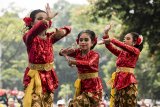 Peserta memainkan tarian rampak Jaipong saat Liga Seni Budaya Bandung di kota Bandung, Jawa Barat, Minggu (22/4). Liga seni budaya Bandung tersebut bertujuan untuk mengenalkan, mengedukasi masyarakat terhadap seni budaya khas Sunda dan upaya menciptakan daya tarik wisata baru di Kota Bandung. ANTARA JABAR/M Agung Rajasa/agr/18.